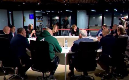 კონსტიტუციური სარჩელი მზად არის. ფრაქცია „ქართული ოცნების“ და საპარლამენტო ჯგუფების ერთობლივი მოთხოვნა, სამი ოპოზიციური პარტიის საქმიანობის არაკონსტიტუციურად ცნობას და მათ აკრძალვას ეხება. „ქრონიკის“ სიუჟეტი