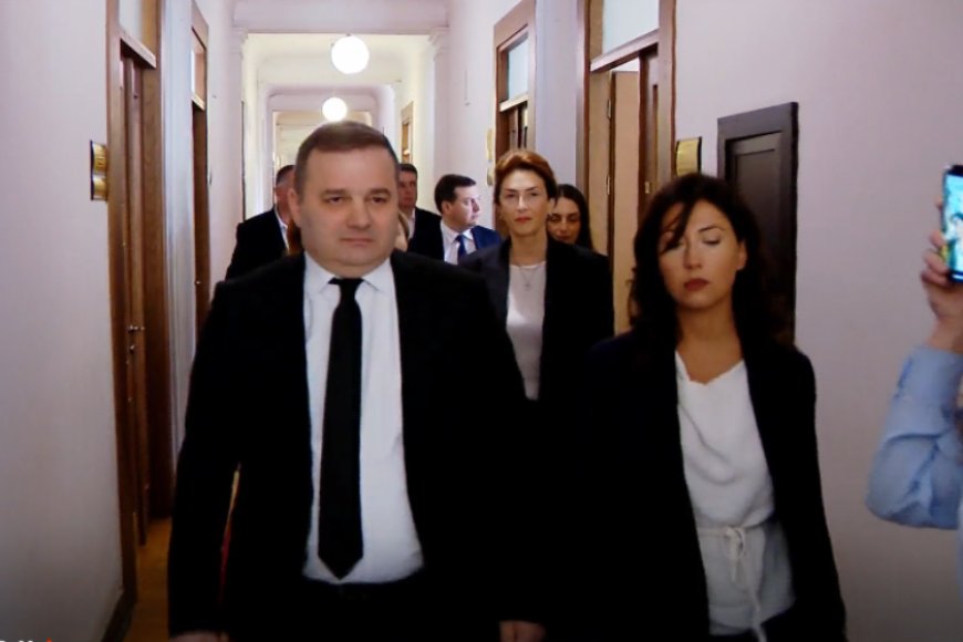 12 მანდატი, დავიწყებული პრინციპები და შეცდომების ნაწილის აღიარება. გახარიას პარტიის პირველი დღე საკანონმდებლო ორგანოში. „ქრონიკის“ სიუჟეტი